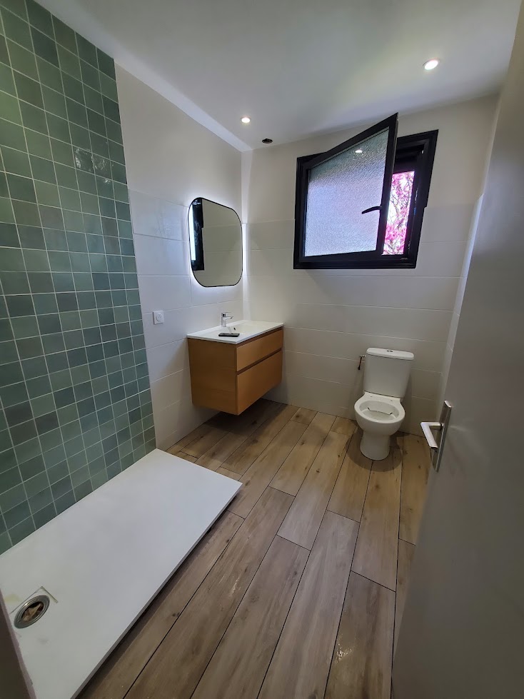 Rénovation salle de bain — douche italienne carrelage vert, 2024