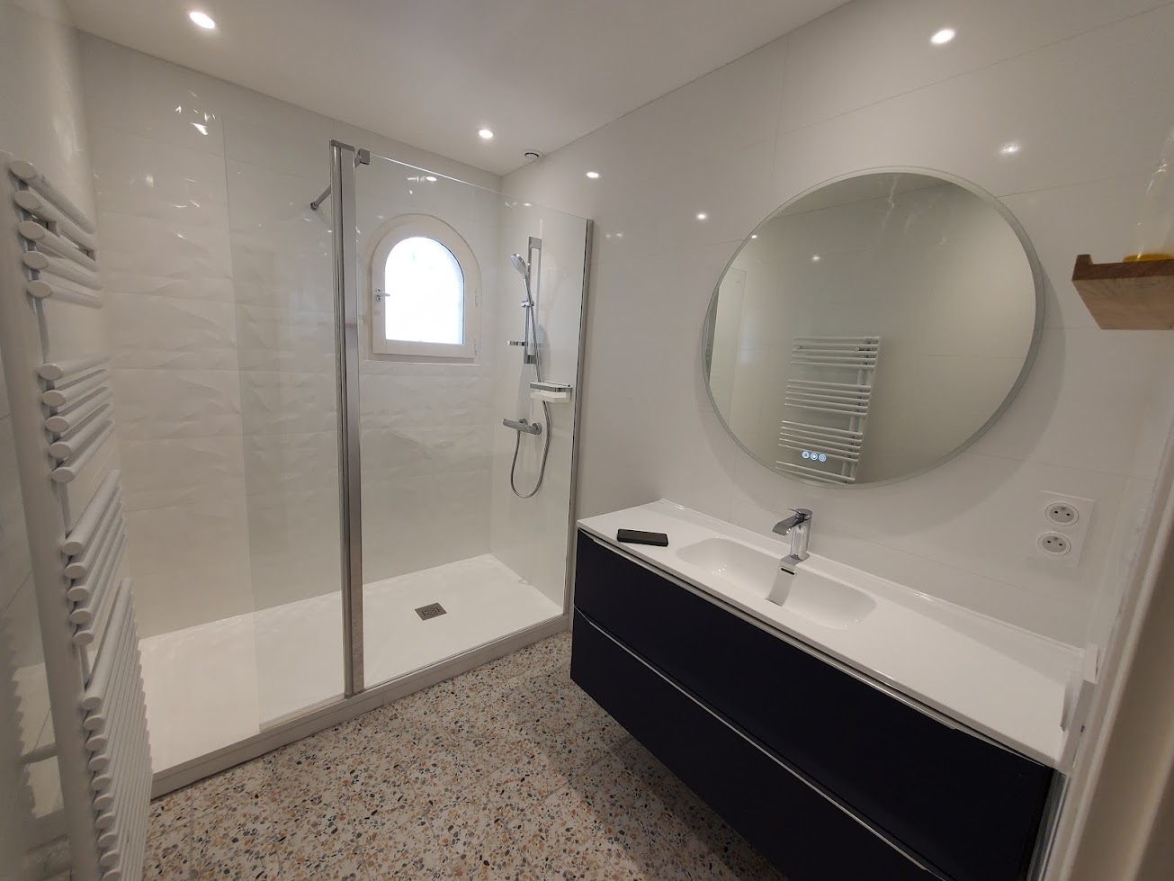 Rénovation salle de bain — douche italienne meuble bleu nuit, 2024