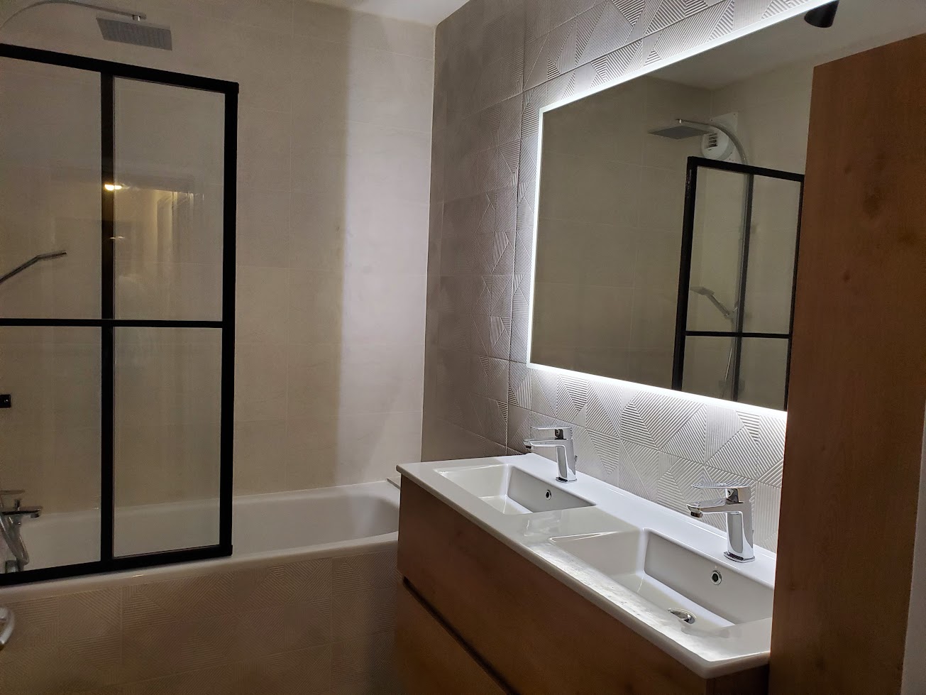 Rénovation salle de bain — baignoire miroir lumineux, 2024