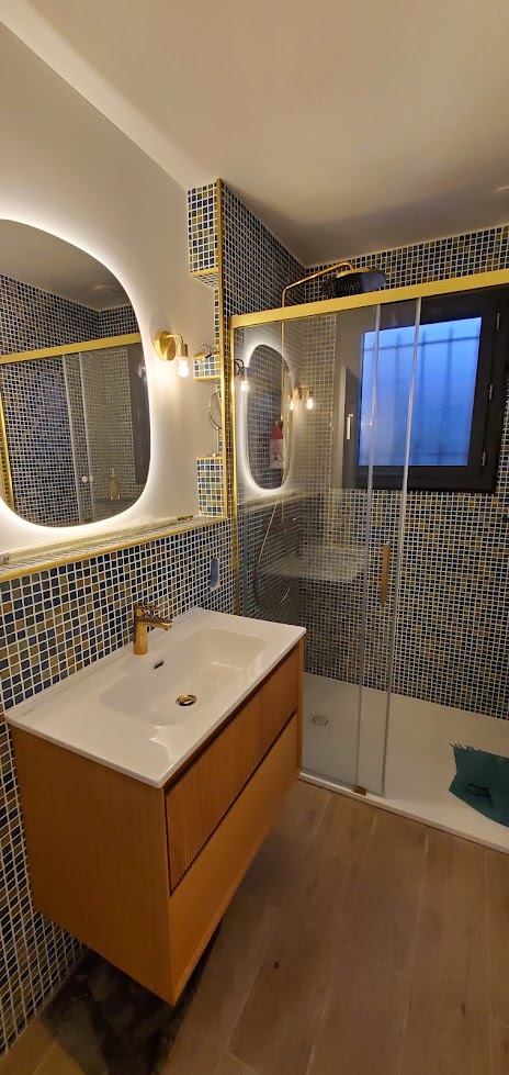 Rénovation salle de bain — mosaïque bleu et or, 2025