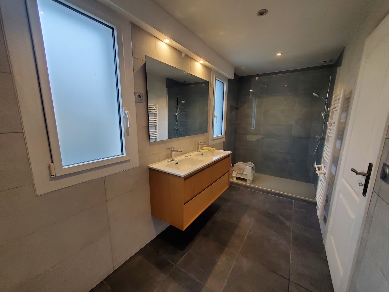 Rénovation salle de bain — douche italienne carrelage anthracite, double vasque, 2024