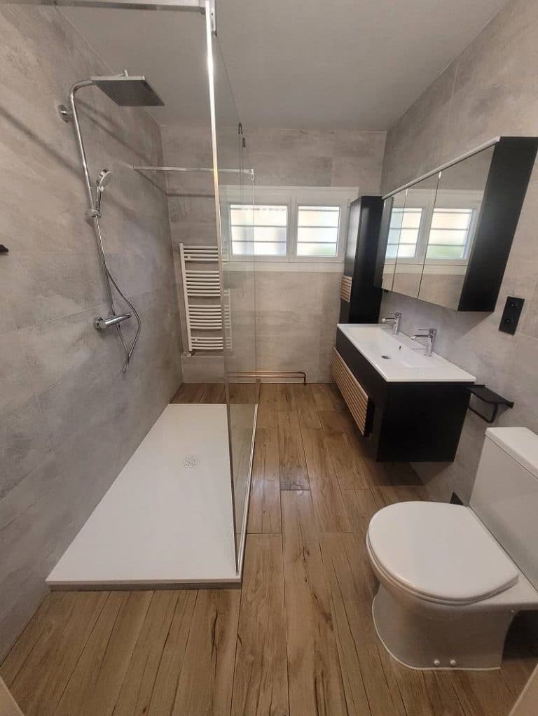 Rénovation salle de bain Mérignac — douche italienne, parquet, meuble noir